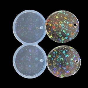 Op de afbeelding: Twee transparante ronde siliconen mallen met een stervormig patroon. De mallen zijn open en laten het stervormig patroon zien.