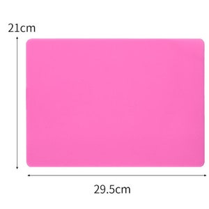 K&ouml;nnte beinhalten: Rosa Silikon-Backmatte mit den Ma&szlig;en 21 cm x 29,5 cm.