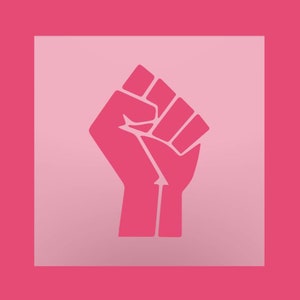 Peut inclure: Un symbole de poing levé rose sur un fond rose clair.