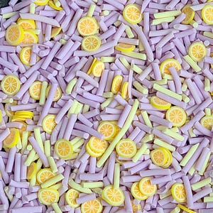 Granella di meringa al limone, granella NON commestibile, granella finta viola pastello e gialla con fette di limone, granella, materiale per bricolage