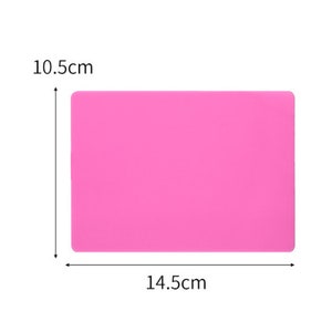 K&ouml;nnte beinhalten: Eine rosa Silikon-Backmatte mit den Ma&szlig;en 10,5 cm x 14,5 cm.