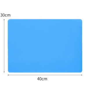 K&ouml;nnte beinhalten: Eine hellblaue Silikon-Backmatte mit den Ma&szlig;en 40 cm x 30 cm.