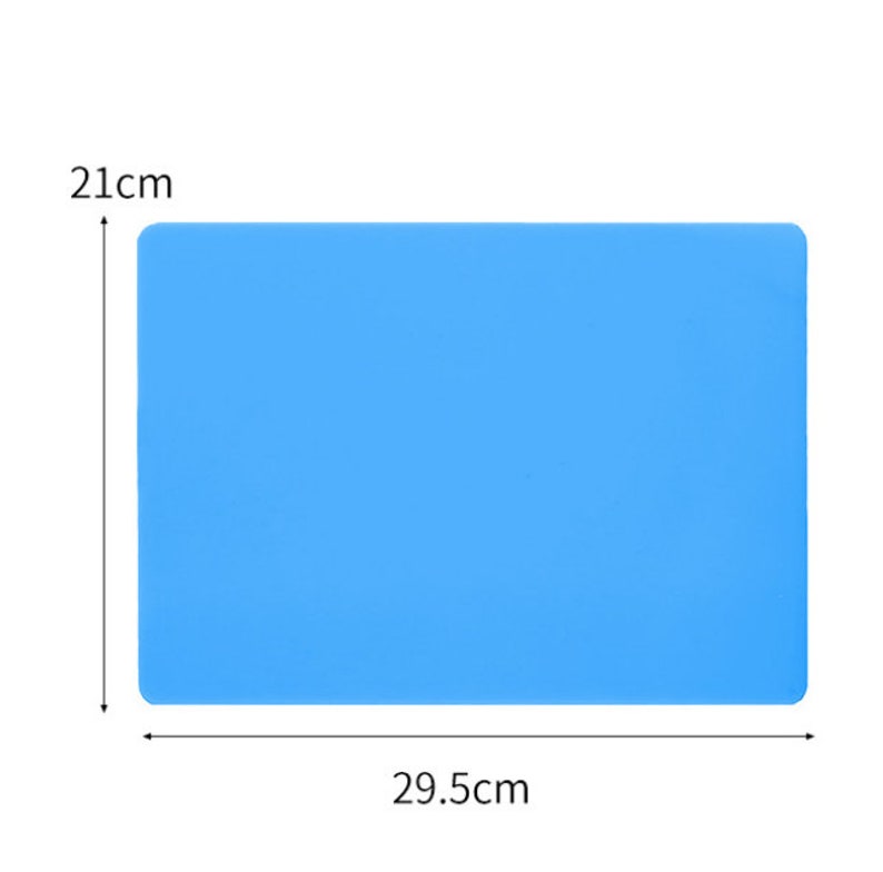 K&ouml;nnte beinhalten: Eine hellblaue Silikon-Backmatte mit den Ma&szlig;en 21 cm x 29,5 cm.