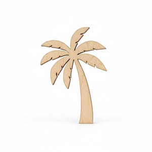 Op de afbeelding: Houten palmboom uitgesneden, lichtbruin van kleur. De boom heeft een gebogen stam en een waaier van gedetailleerde bladeren. De uitsparing staat op een witte achtergrond.