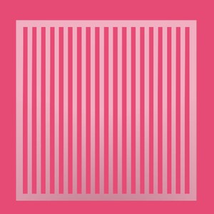 Può includere: Uno sfondo rosa con un rettangolo bianco che contiene un motivo di strisce verticali bianche.