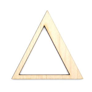 Peut inclure: Un cadre triangulaire en bois avec une finition naturelle veinée. Le cadre est de forme géométrique simple, avec un centre creux. Les bords sont nets et précis, et le design général est minimaliste. Le triangle est posé sur un fond blanc.