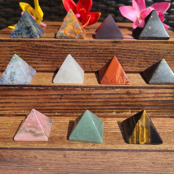 Piramide intagliata a mano, decorazione in cristallo curativo