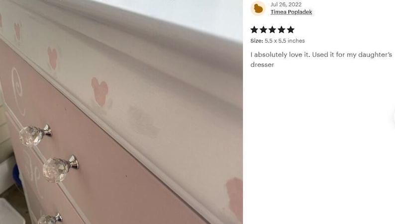K&ouml;nnte beinhalten: Eine wei&szlig;e Kommode mit rosa Schubladen und Kristallkn&ouml;pfen. Die Kommode ist mit rosa Mickey Mouse-Aufklebern verziert. Die Kommode ist 5,5 Zoll mal 5,5 Zoll gro&szlig;.