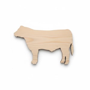 Può includere: Un ritaglio di legno a forma di mucca, che mostra la silhouette dell'animale. La mucca è realizzata in legno chiaro, con motivi di venature visibili. Il design presenta la mucca in piedi, con le sue zampe, il corpo e la testa chiaramente definiti.