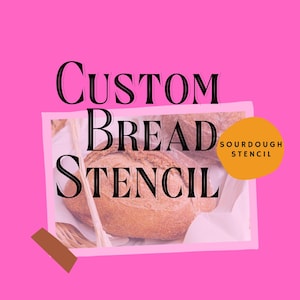 Pode incluir: Um estêncil de pão personalizado com o texto "SOURDOUGH STENCIL" em um círculo amarelo. O estêncil é mostrado em cima de um pão de fermento.