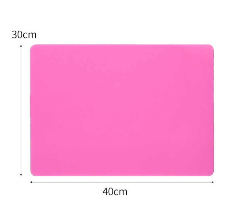 K&ouml;nnte beinhalten: Eine rosa Silikon-Backmatte mit den Ma&szlig;en 40 cm x 30 cm.