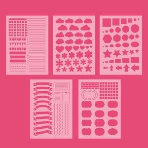 Op de afbeelding: Zes witte stencils op een roze achtergrond. De stencils bevatten verschillende vormen en ontwerpen, waaronder wolken, harten, sterren, bloemen, banners, lijnen, vierkanten, cirkels en frames.