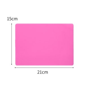 K&ouml;nnte beinhalten: Rosa Silikon-Backmatte mit den Ma&szlig;en 21 cm x 15 cm.