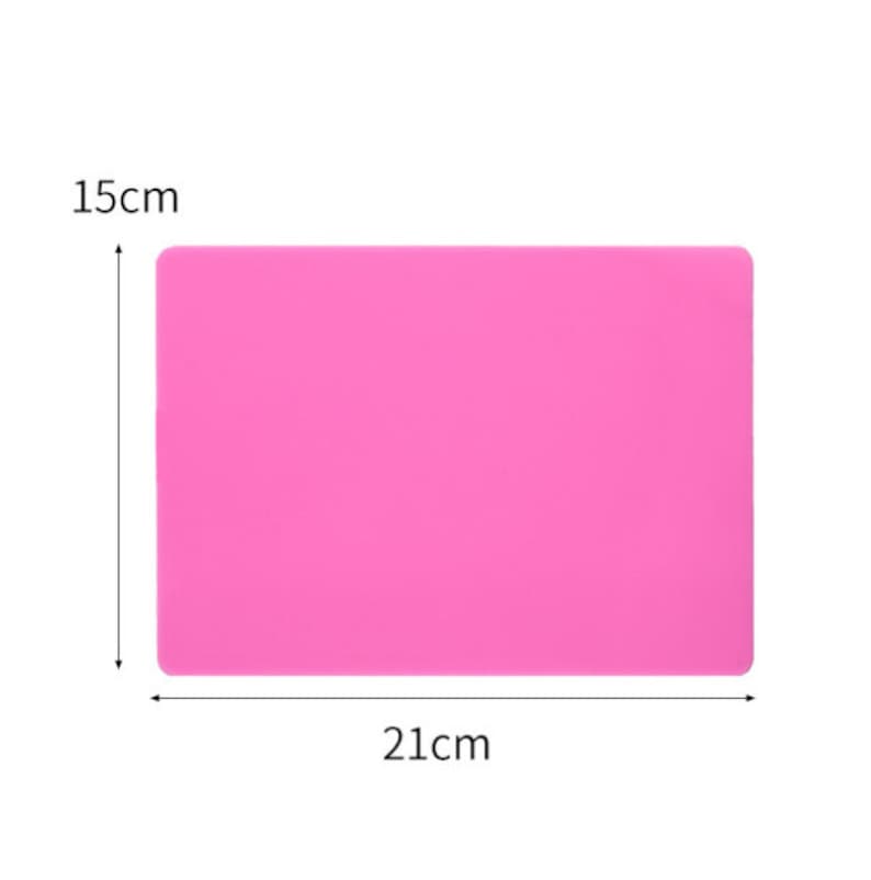 K&ouml;nnte beinhalten: Rosa Silikon-Backmatte mit den Ma&szlig;en 21 cm x 15 cm.