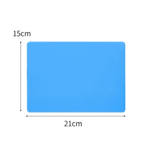 K&ouml;nnte beinhalten: Eine hellblaue Silikon-Backmatte mit den Ma&szlig;en 21 cm x 15 cm.