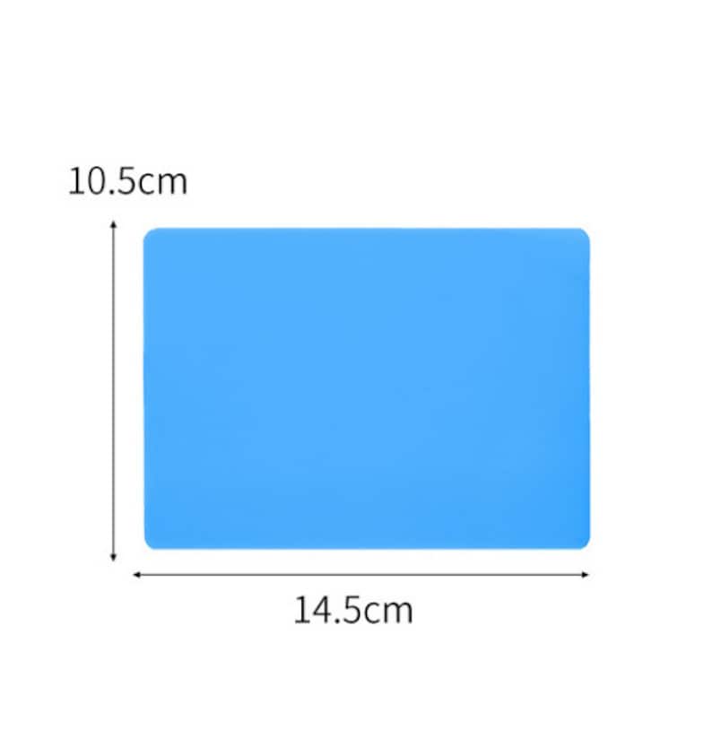 K&ouml;nnte beinhalten: Eine hellblaue Silikon-Backmatte mit den Ma&szlig;en 14,5 cm x 10,5 cm.