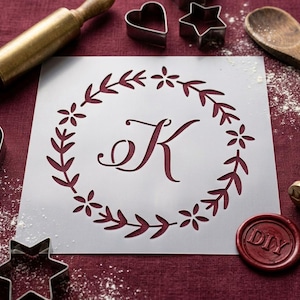 Stencil personalizzato con monogramma per matrimonio - Iniziale K Ghirlanda floreale - Mylar di alta qualità riutilizzabile per decorazioni natalizie fai da te, modello artigianale personalizzato