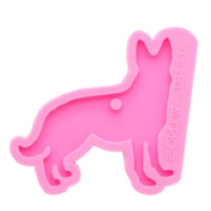 Pode incluir: Molde de silicone rosa em forma de cão pastor alemão. O molde tem um furo no centro das costas do cão.