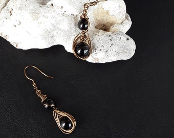 Boucles d'oreilles en pierre de guérison en onyx noir exclusivement composées d'onyx noir AAA+ et de laiton doré vieilli