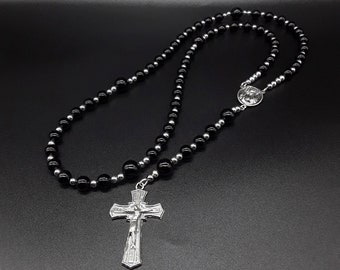Le chapelet catholique Nuit Noire, en onyx noir, hématite et argent pur 925, avec une croix de créateur et une médaille de la Sainte Vierge en argent 925.