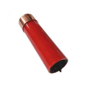 Könnte beinhalten: Eine rote Sicherung mit einer Kupferkappe und einem schwarzen Boden. Die Sicherung ist etwa 5 cm lang.
