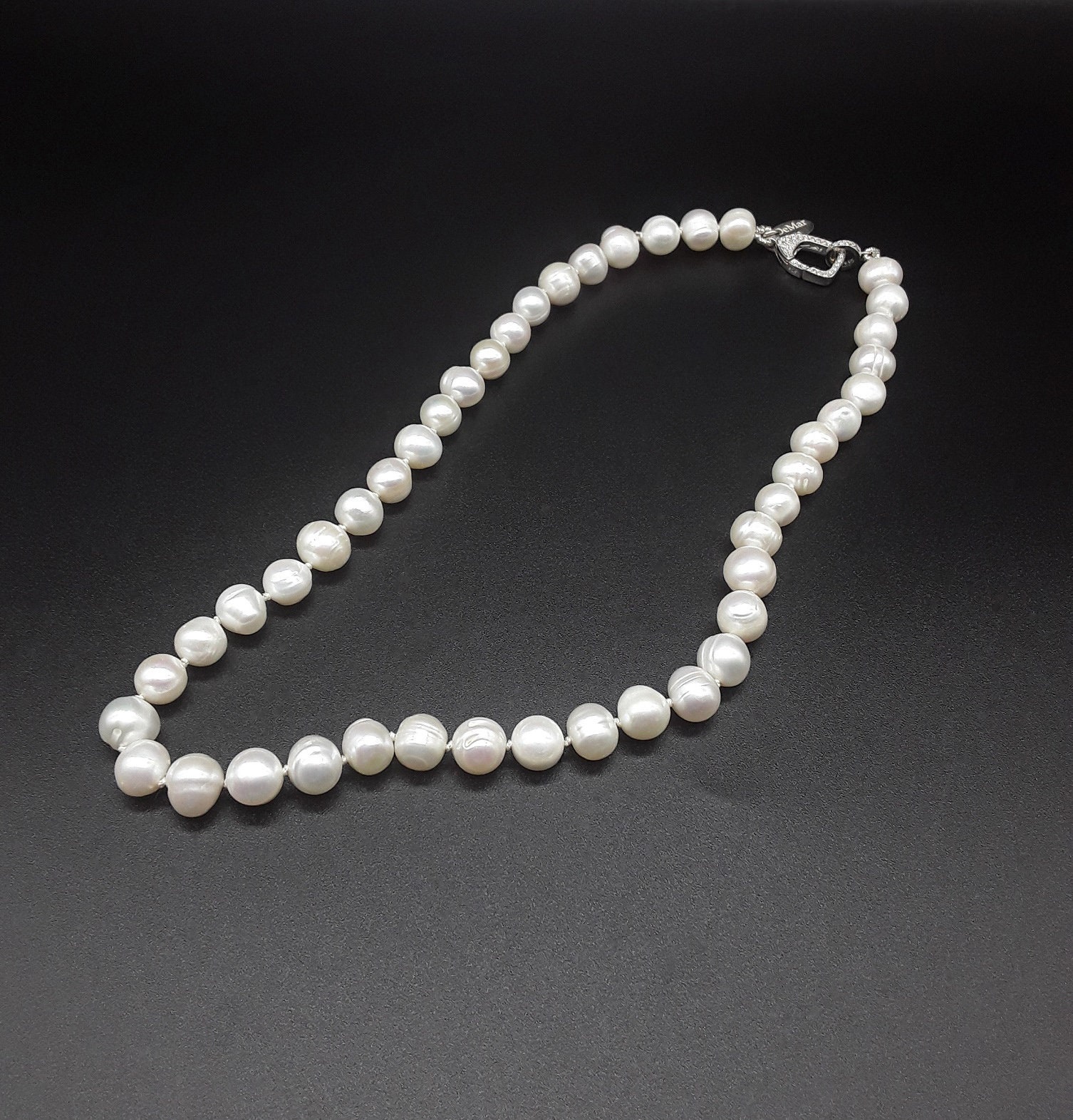 The White Pearl Necklace Made of Triple-a High Quality