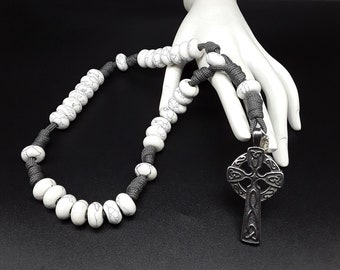 Der White Eagle Military 550 Paracord Anglican Rosenkranz besteht aus hochwertigen Howlith Edelsteinen und dem Heiligen Siegel Stainless Silver Cross.