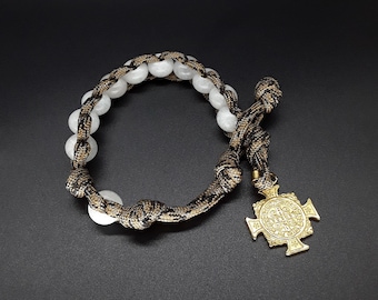 White Wings Military 550 Paracord Handgelenk Rosenkranz aus reiner weißer Jade kombiniert mit einer 304 goldenen Edelstahl-Kreuzmedaille von St Benedikt