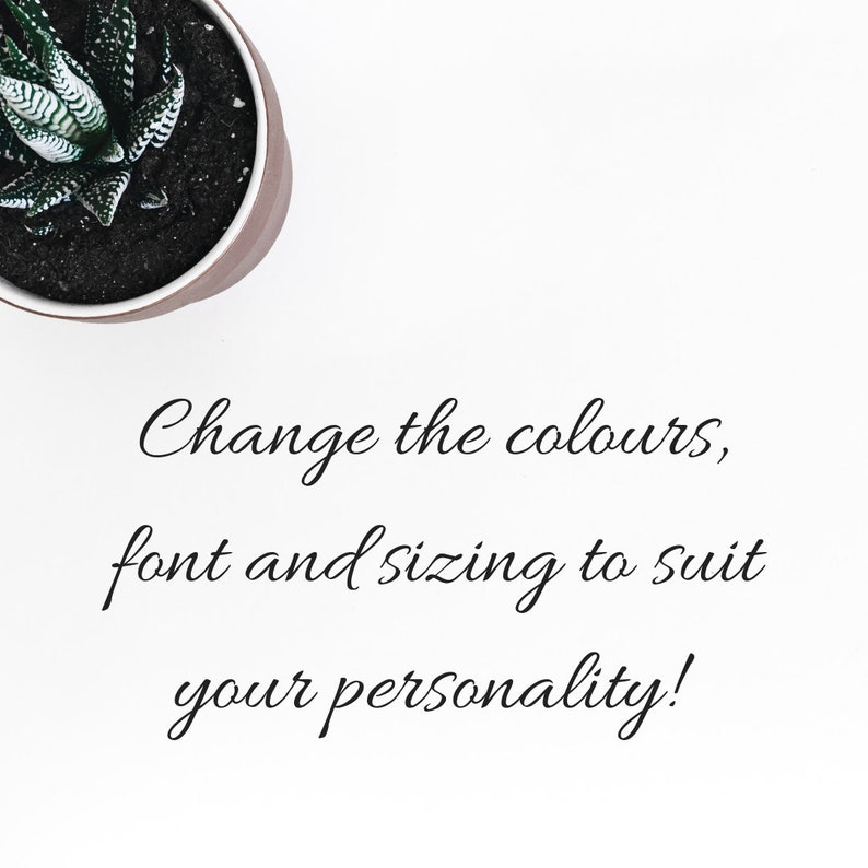 Pu&ograve; includere: Uno sfondo bianco con una piccola pianta grassa in vaso nell'angolo in alto a sinistra. Il testo "Change the colours, font and sizing to suit your personality!" &egrave; scritto in corsivo nero.