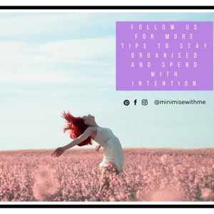 Pu&ograve; includere: Una donna con i capelli rossi &egrave; in piedi in un campo di fiori rosa. Il cielo &egrave; blu e la donna sorride. Il testo "FOLLOW US FOR MORE TIPS TO STAY ORGANISED AND SPEND WITH INTENTION" &egrave; scritto in un riquadro viola. Il testo "@minimisewithme" &egrave; scritto sotto il riquadro.