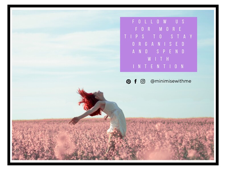 Pu&ograve; includere: Una donna con i capelli rossi &egrave; in piedi in un campo di fiori rosa. Il cielo &egrave; blu e la donna sorride. Il testo "FOLLOW US FOR MORE TIPS TO STAY ORGANISED AND SPEND WITH INTENTION" &egrave; scritto in un riquadro viola. Il testo "@minimisewithme" &egrave; scritto sotto il riquadro.