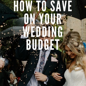 Pu&ograve; includere: Una sposa e uno sposo camminano sotto un ombrello mentre i coriandoli cadono intorno a loro. Lo sposo indossa un abito scuro con una cravatta fantasia. La sposa indossa un abito bianco. Il testo "HOW TO SAVE ON YOUR WEDDING BUDGET" &egrave; visualizzato sopra la coppia. Il testo "WWW.MINIMISEWITHME.COM" &egrave; visualizzato sotto la coppia.