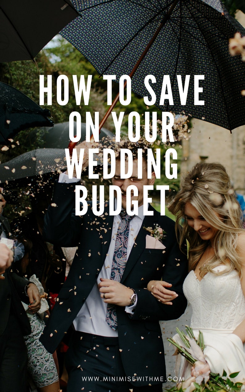 Pu&ograve; includere: Una sposa e uno sposo camminano sotto un ombrello mentre i coriandoli cadono intorno a loro. Lo sposo indossa un abito scuro con una cravatta fantasia. La sposa indossa un abito bianco. Il testo "HOW TO SAVE ON YOUR WEDDING BUDGET" &egrave; visualizzato sopra la coppia. Il testo "WWW.MINIMISEWITHME.COM" &egrave; visualizzato sotto la coppia.