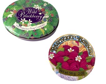 Juego de mini latas decorativas vintage con jabón de mora y bombones de frambuesa.