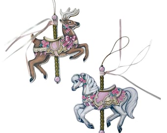 Juego de adornos de madera de caballo y reno de carrusel vintage en tonos rosa, dorado y pastel, estilo victoriano navideño.