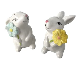 Salero y pimentero de cerámica vintage con forma de conejito y flores, decoración primaveral de Pascua, estilo cottagecore.