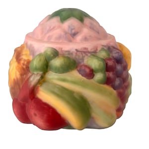 Może przedstawiać: Biały ceramiczny kubek z czarnym uchem i napisem "But first, coffee" w stylu odręcznym. Kubek stoi na białej powierzchni. Kubek ma 10 cm wysokości.