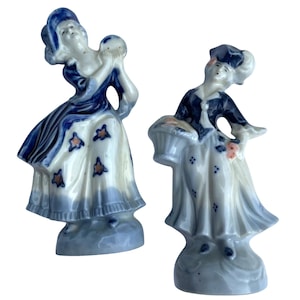 Vintage besetzte Japan Porzellanfiguren Frauen Damen Blau Weiß Rosa Blumen 1940er 1950er Jahre Tambourine Korb Kolonial Regency