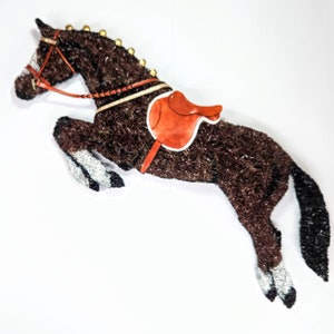 Hunter/Jumper Horse Wreath With Leather Saddle - Bay