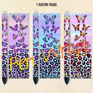 Puede incluir: Cuatro envoltorios para bolígrafos con un diseño de mariposas coloridas sobre un fondo degradado con estampado de leopardo en la parte inferior. El texto "1 NATURE ROAD" está en la parte superior de la imagen.