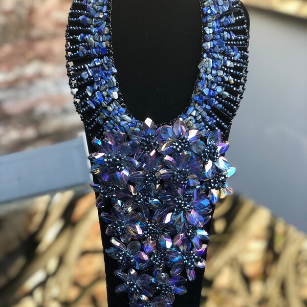 Prachtvolles Handgefertigtes Schmuckstück, Bergkristallperlen und Lapis Lazuli