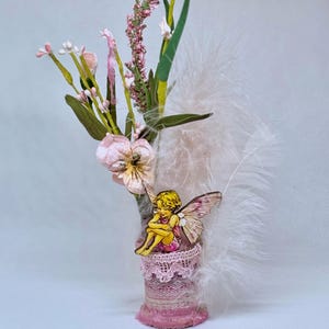 Roze bloemblaadje op vintage garenklos