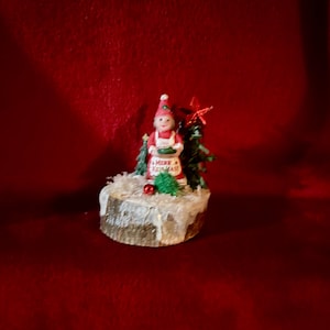 Miniatuur kersttafereel: kabouter, mevrouw de kerstman,