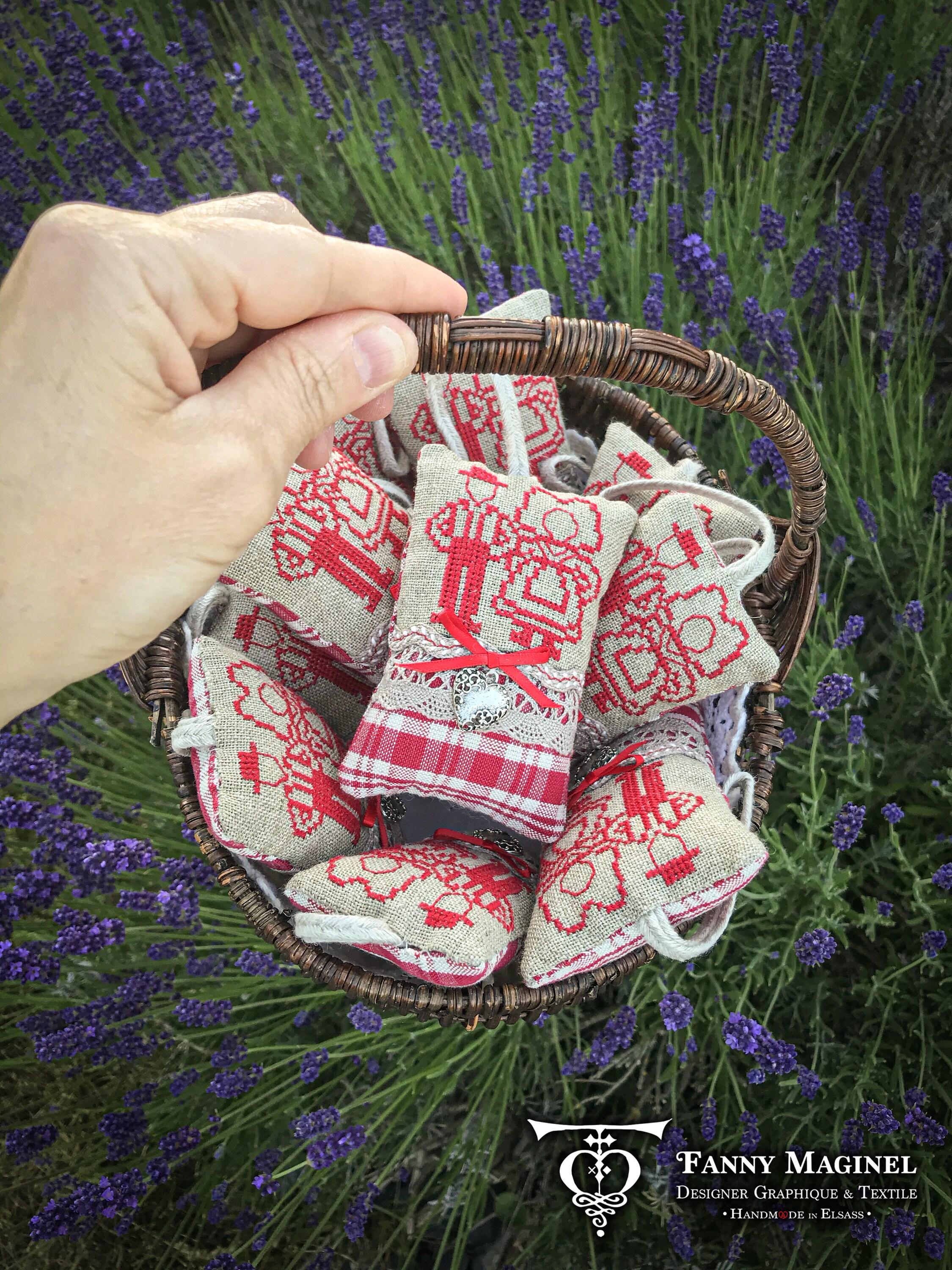 Les Amoureux d'alsace - Ballotin de Lavande en Kelsch Brodé à La Main, Eguisheim
