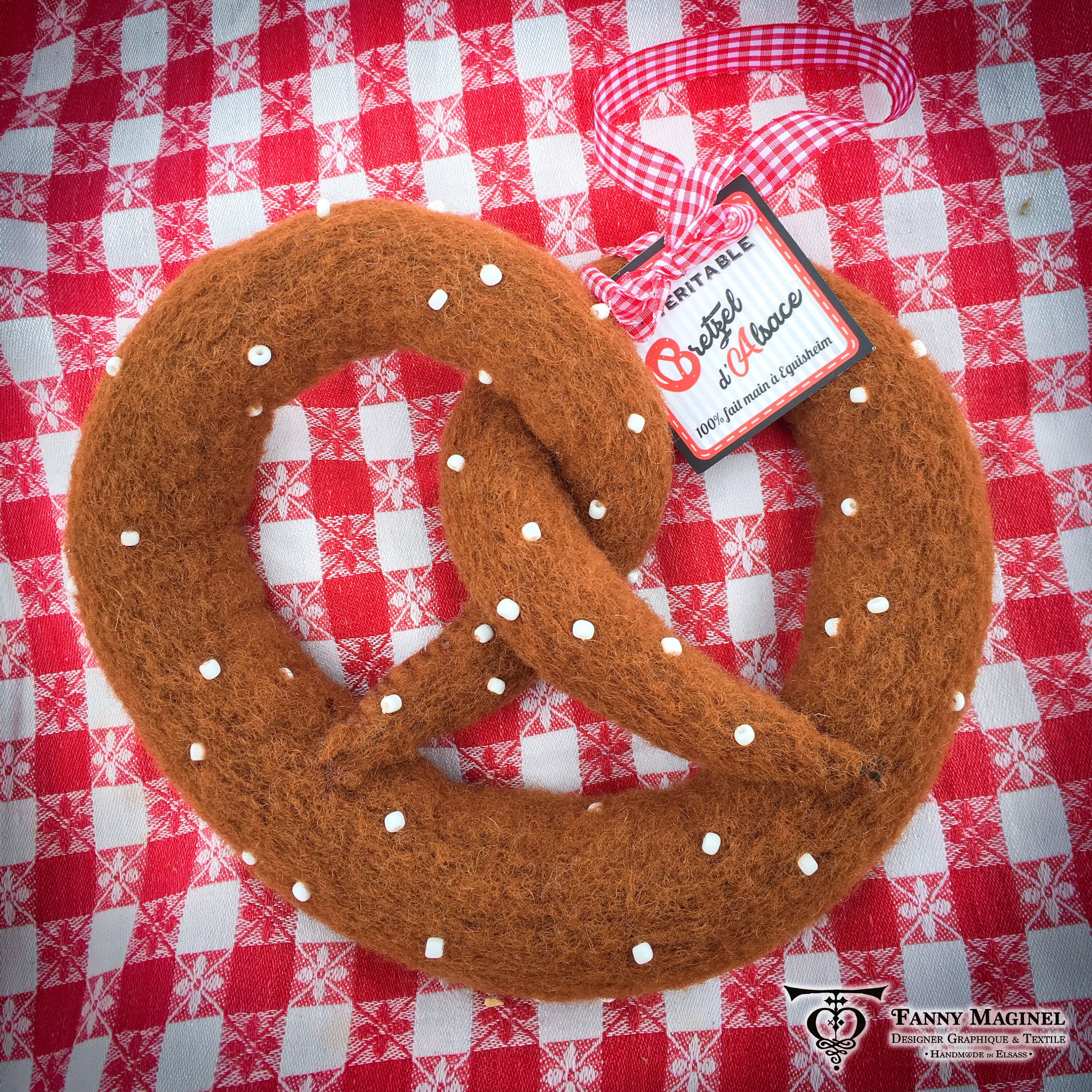 Bretzel d'eguisheim Alsace Décoratif à Suspendre, Fait Main Brodé de Perles