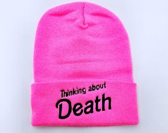 Gorro bordado rosa brillante "Pensando en la muerte"