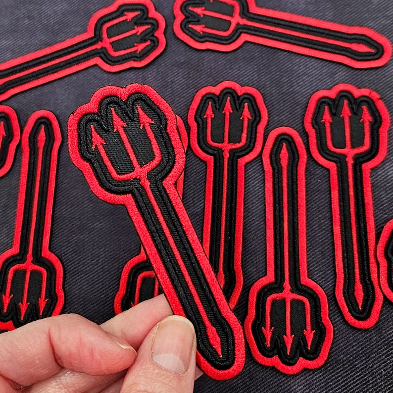 Parche termoadhesivo con diseño de tridente del diablo