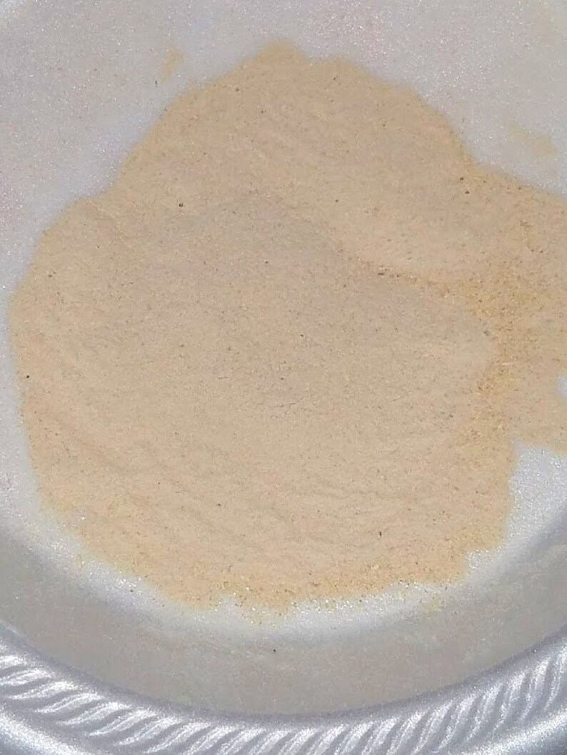 Puede incluir: Primer plano de un mont&oacute;n de polvo beige claro en un plato de papel blanco.