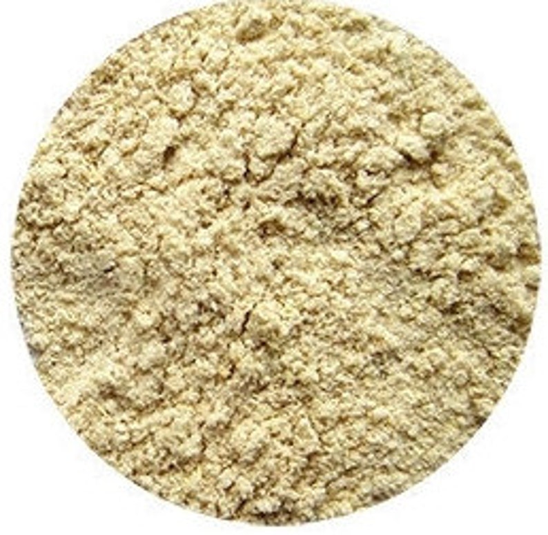 Puede incluir: Primer plano de un polvo beige claro, probablemente una especia o ingrediente para cocinar.