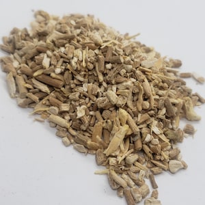 Pu&ograve; includere: Un mucchio di pezzi di radice secchi, di colore marrone chiaro e beige. I pezzi di radice sono spezzati in piccole forme irregolari.